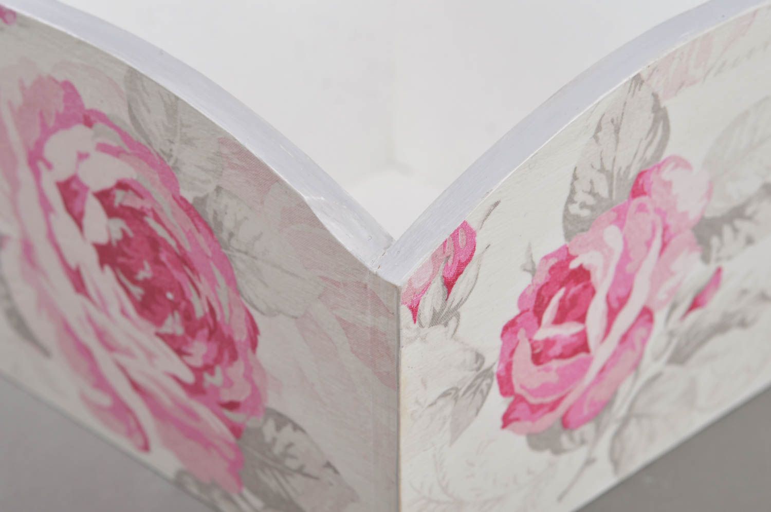 Авторская конфетница в технике декупаж из фанеры с рисунком роз ручной работы фото 3