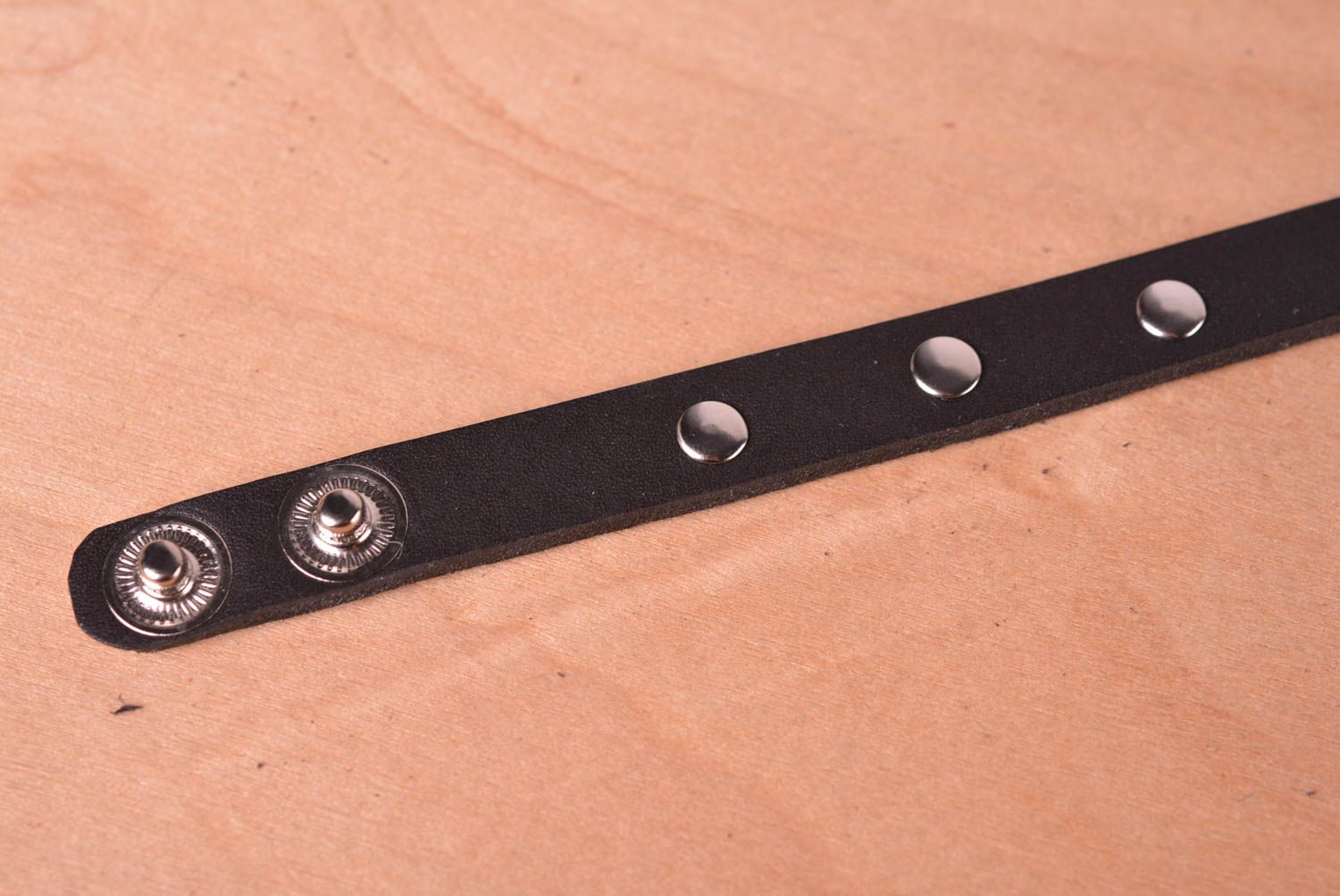 Pulsera de cuero hecha a mano regalo original brazalete artesanal color negro foto 4