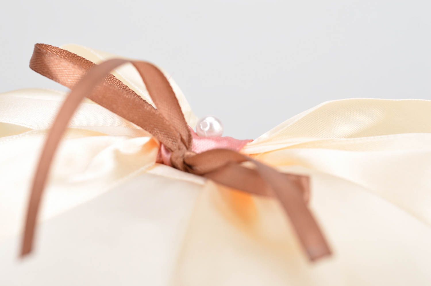 Coussin pour alliances de mariage fait main carré beige en satin avec noeud photo 4