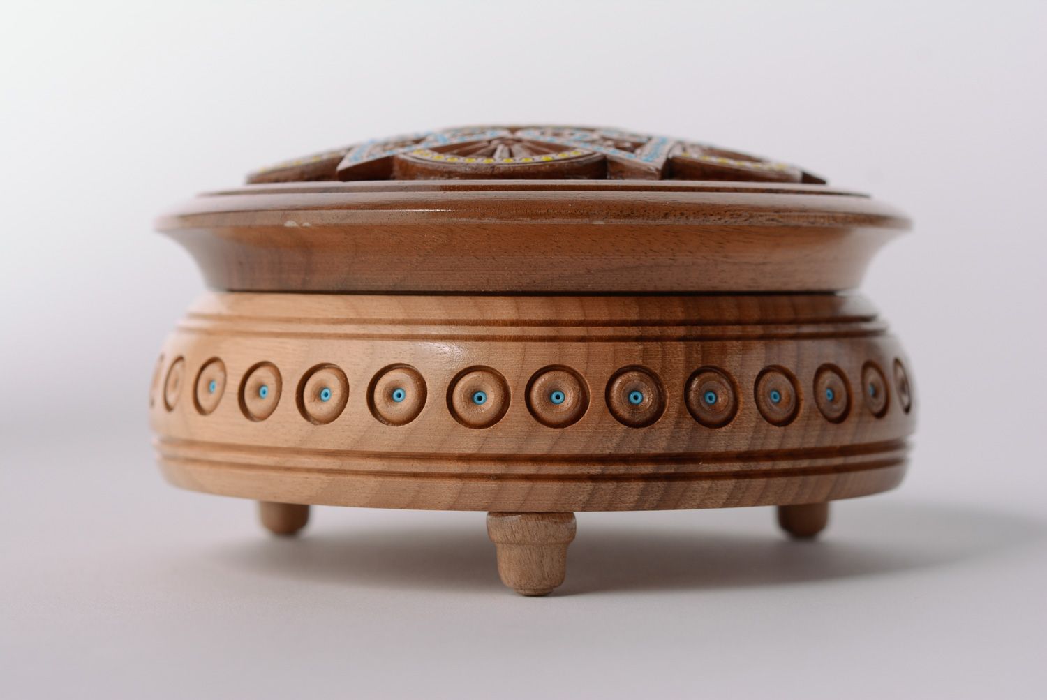 Petite boîte à bijoux en bois sculptée originale faite main avec incrustations photo 2