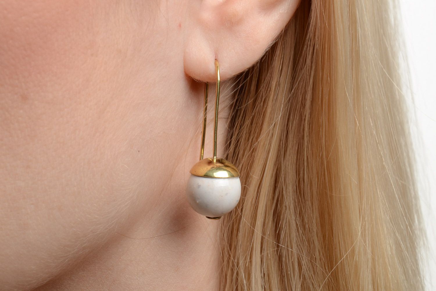 Handgemachte Keramik Ohrringe in Messingfassung mit langer Öse für Frauen foto 5