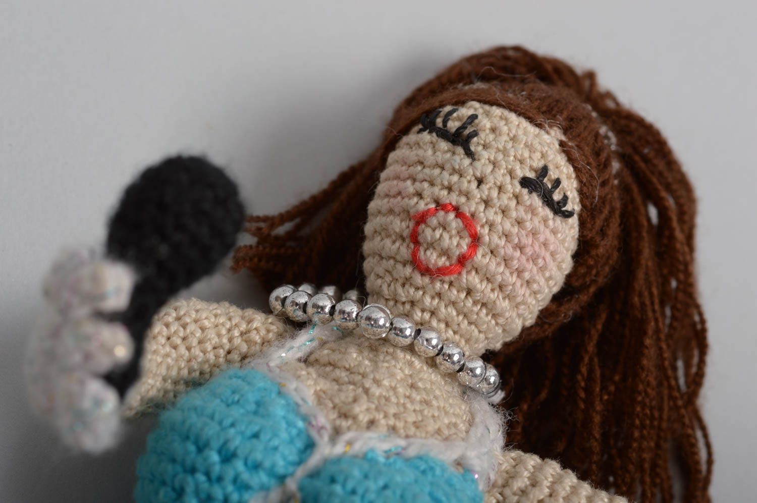 Мягкая игрушка куклы ручной работы кукла крючком из акриловых нитей Певица фото 3
