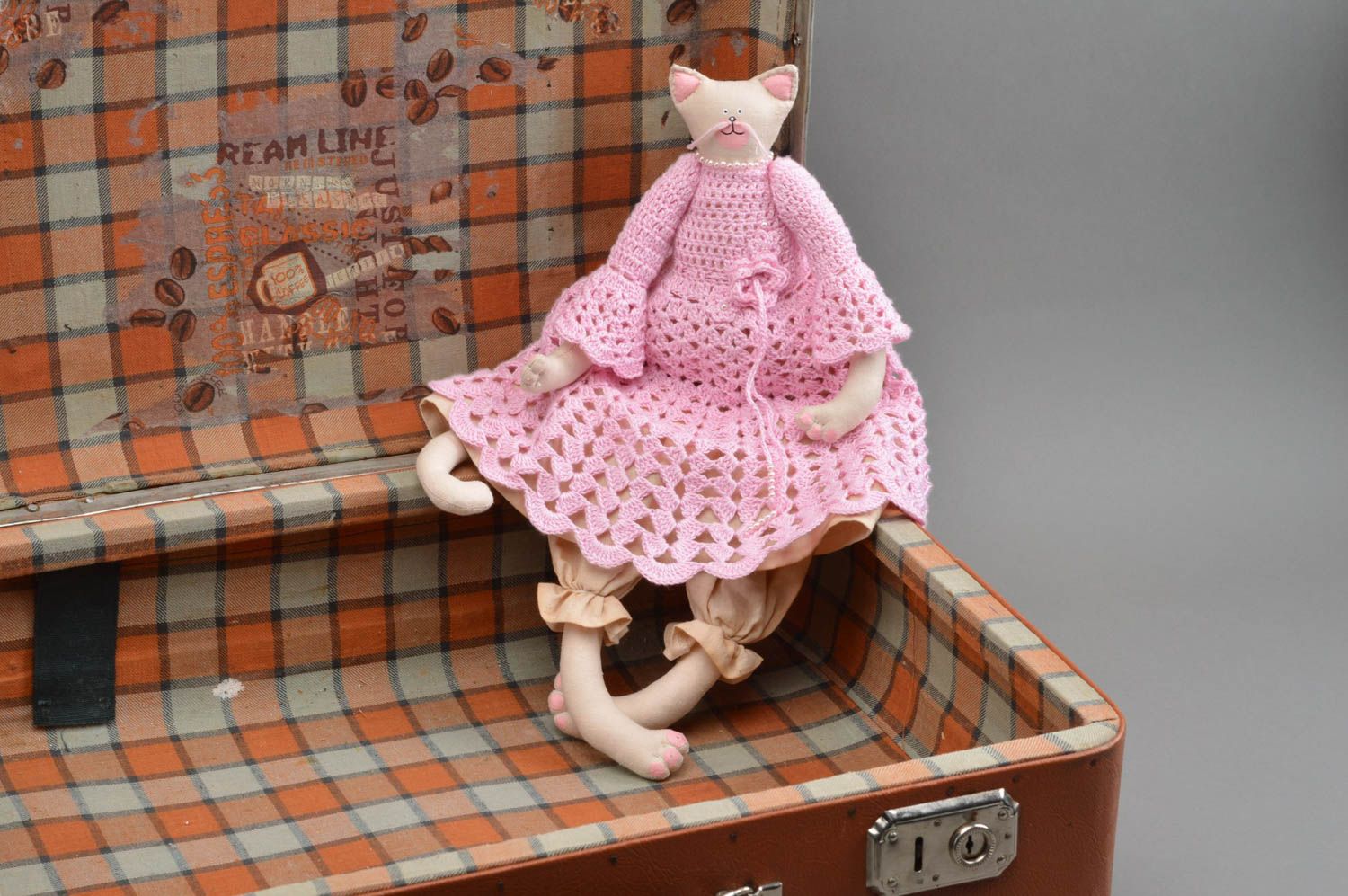 Handgemachtes Spielzeug aus Stoff Katze für Kinder aus Baumwolle in Rosa foto 1