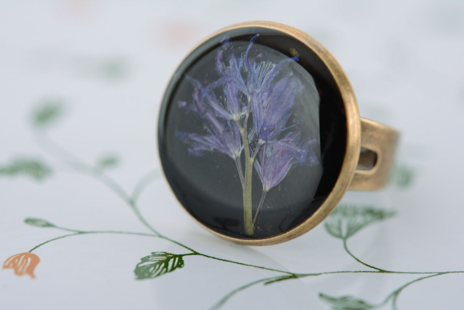 Кольцо с живым цветком в эпоксидной смоле ручной работы круглое металлическое фото 4