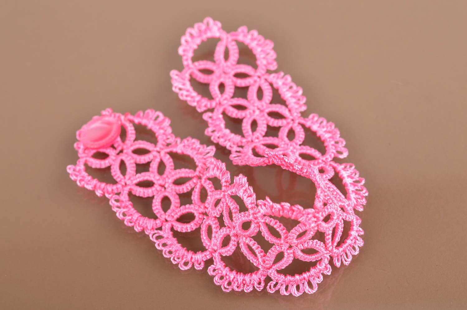 Плетеный браслет в технике фриволите ручной работы розовый красивый для девушки фото 5