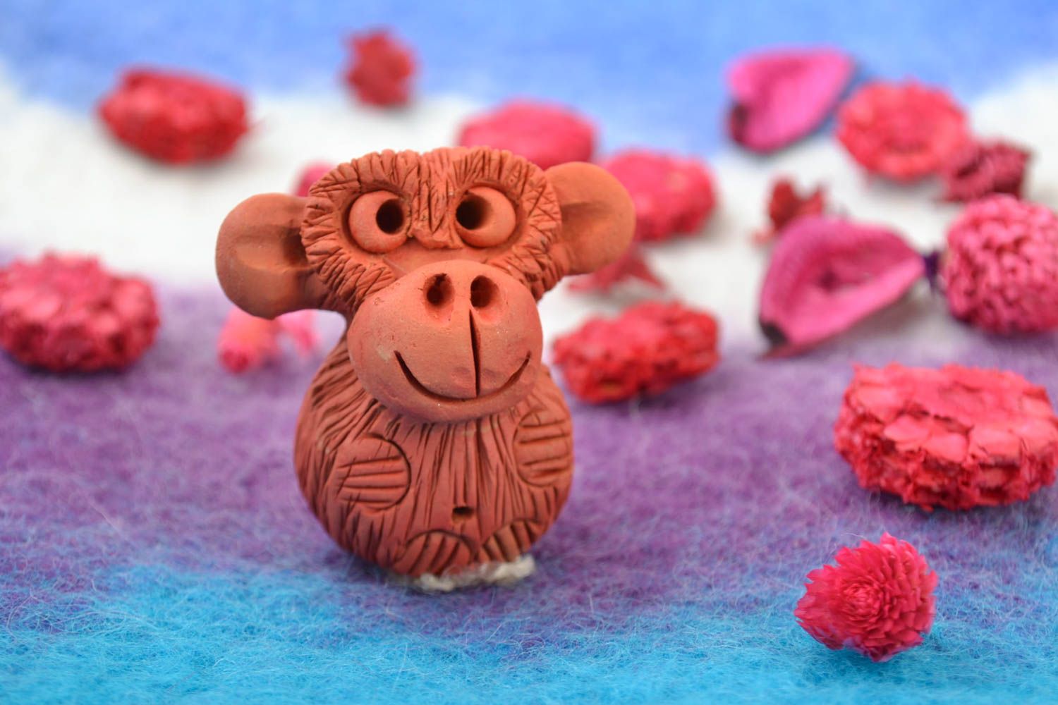 Фигурка из глины обезьянка светлого коричневого цвета смешная ручной работы фото 1