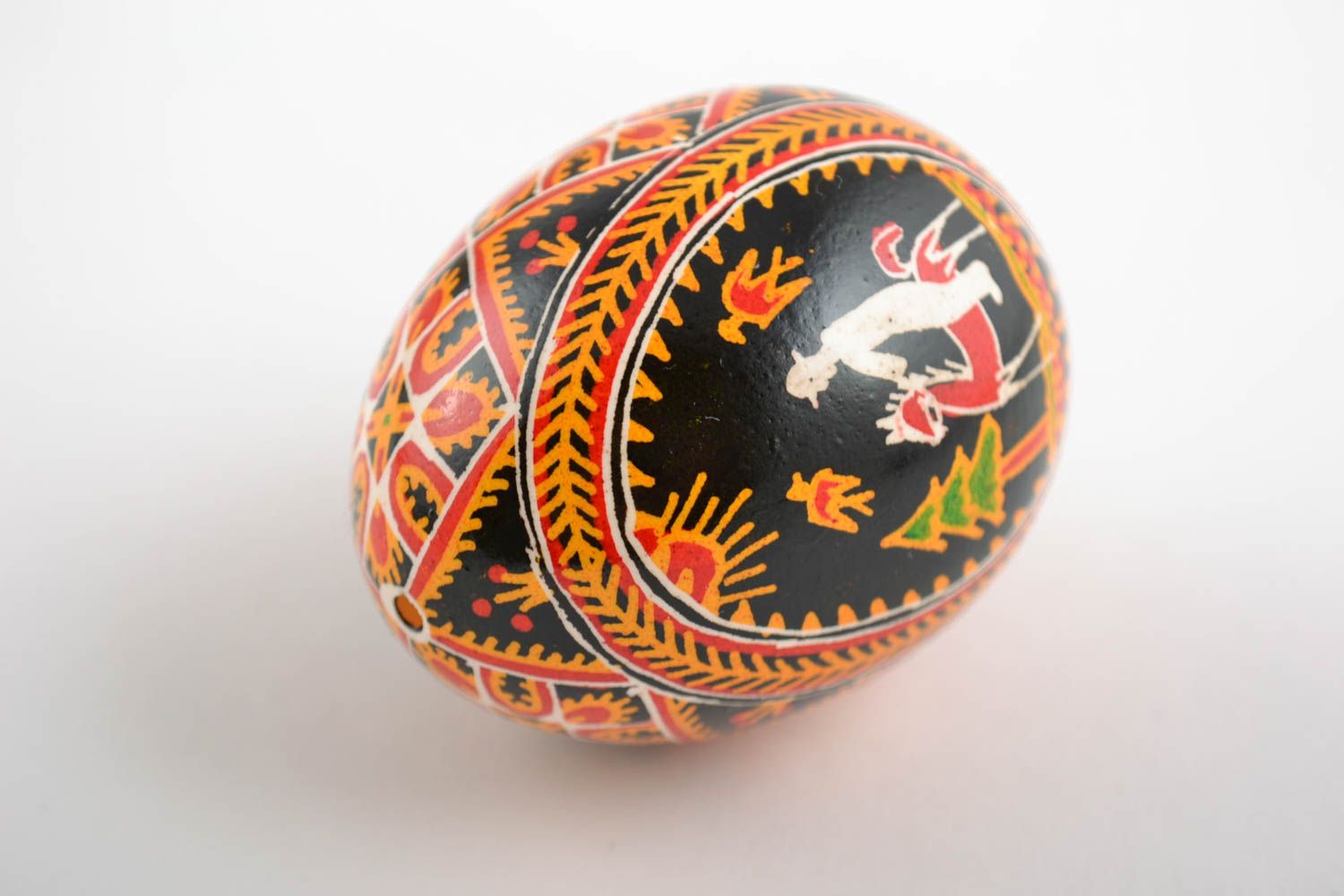 Huevo de Pascua pintado con arcílicos artesanal bonito con ornamento foto 4