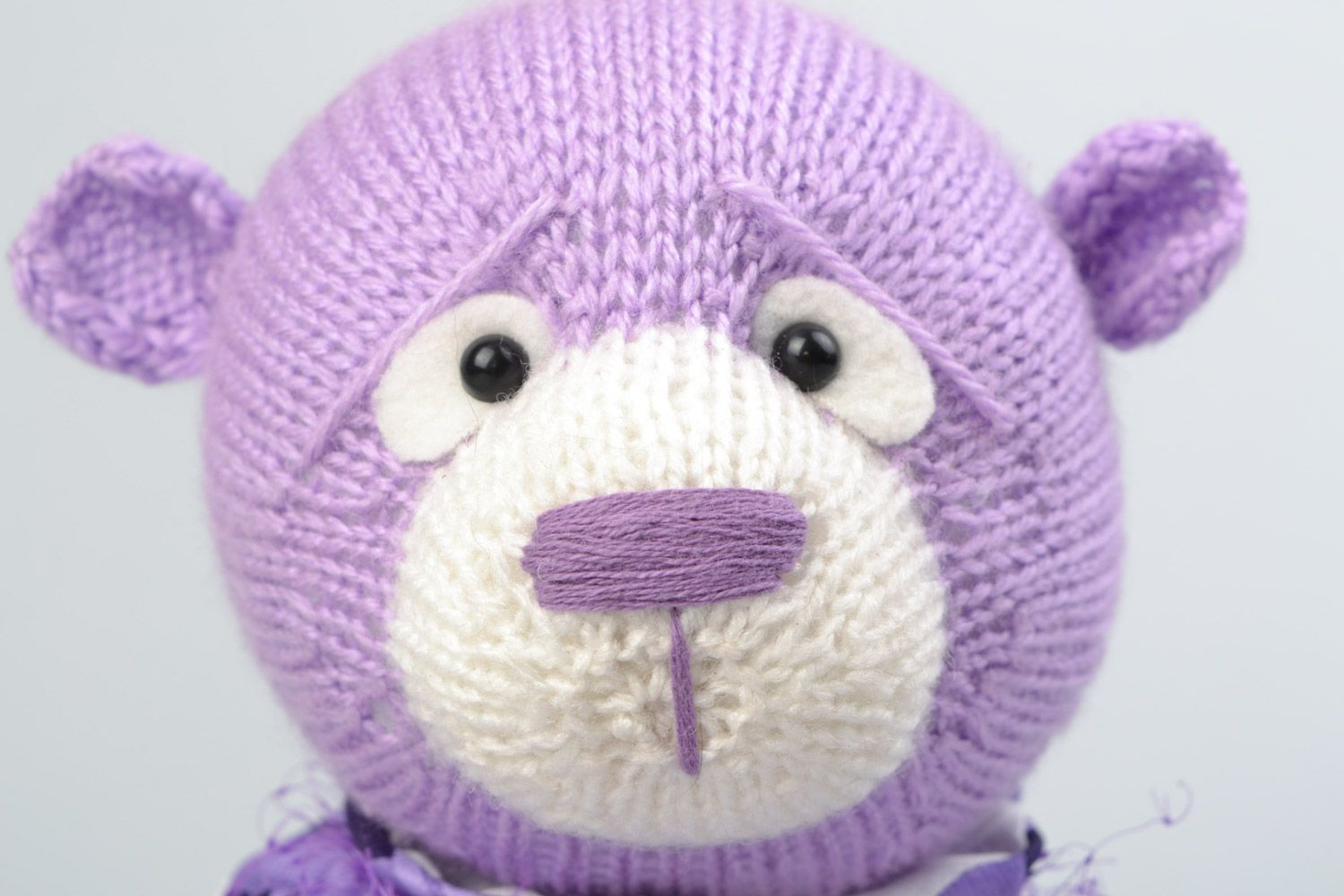 Jouet mou tricoté ourson avec nœud lilas fait main cadeau original pour enfant photo 4