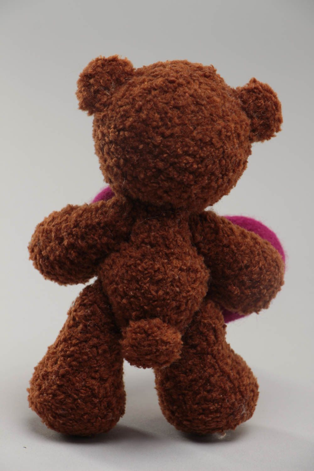 Мягкая вязаная игрушка из пряжи в виде коричневого мишки с сердцем хэнд мэйд фото 4
