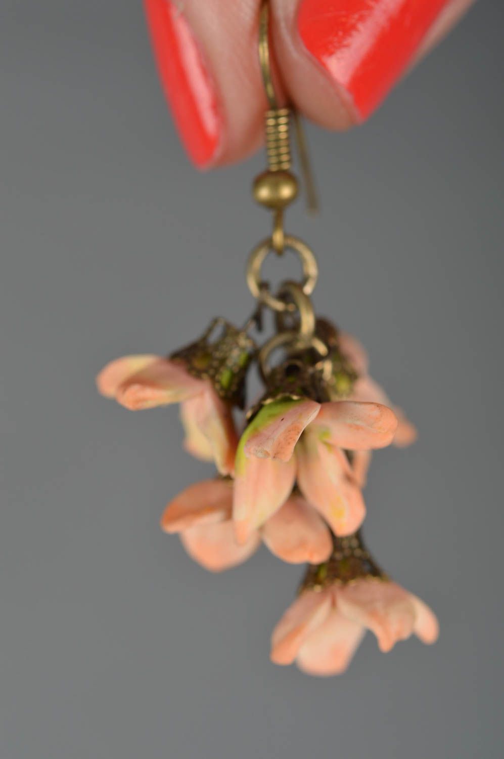 Schöne feine einfarbige handgemachte Ohrringe aus Polymerton mit Blumen foto 3