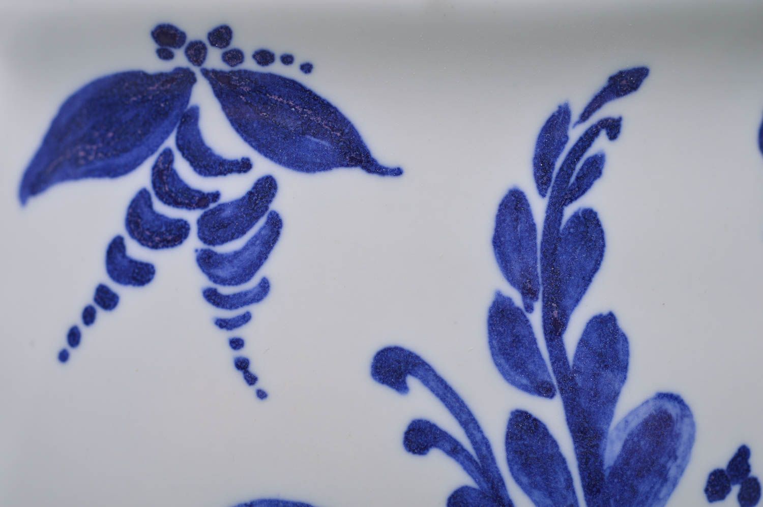 Kleine ungewöhnliche weiß blaue bemalte handgemachte Tasse aus Porzellan foto 3