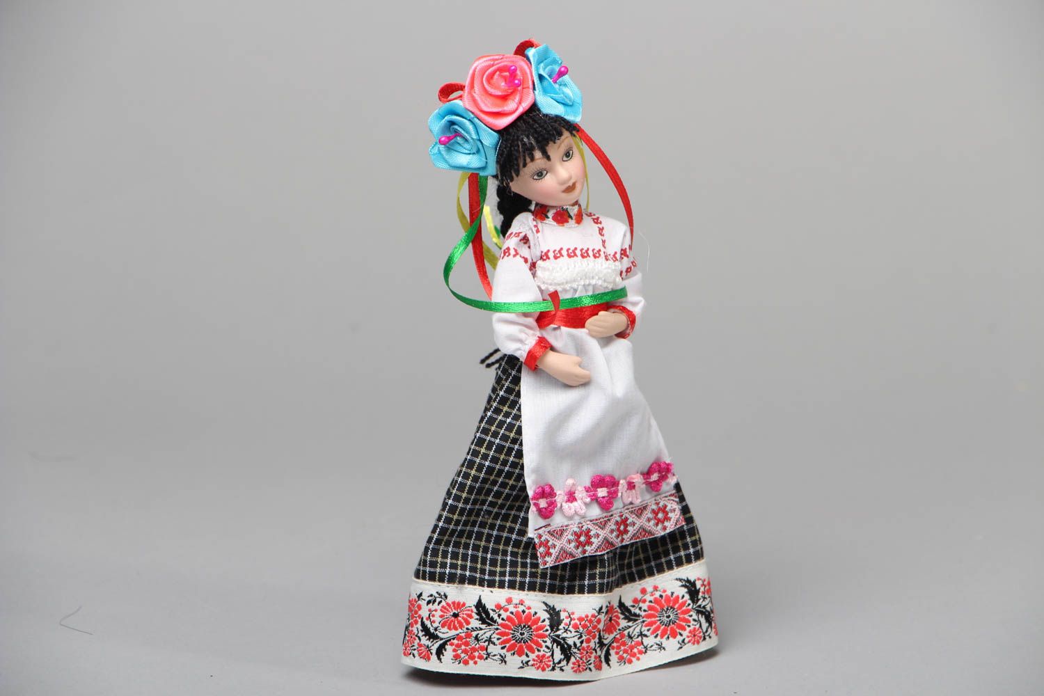 Muñeca de porcelana artesanal en el vestido étnico foto 1