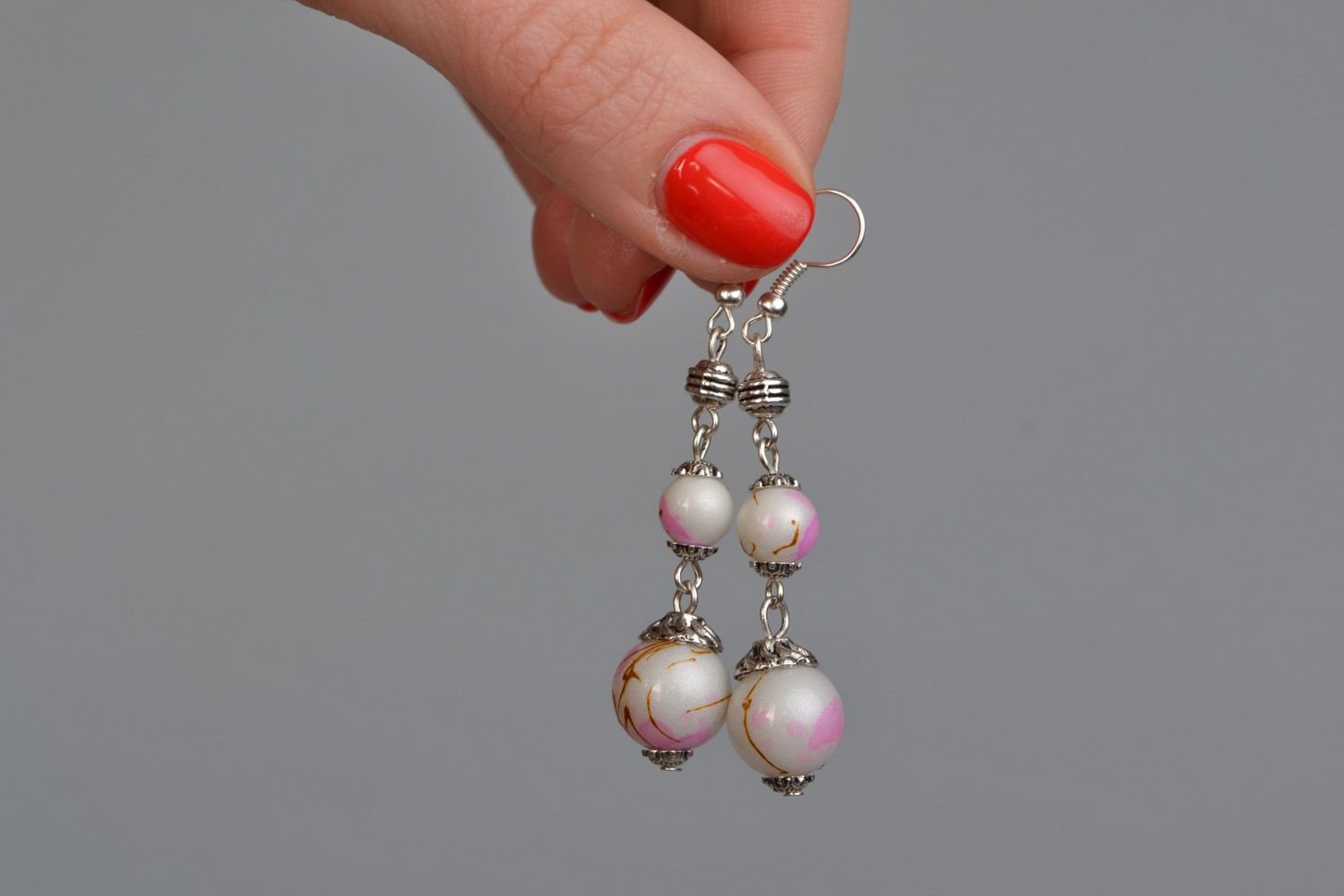 Boucles d'oreilles et collier artisanaux en perles céramiques claires faits main photo 4