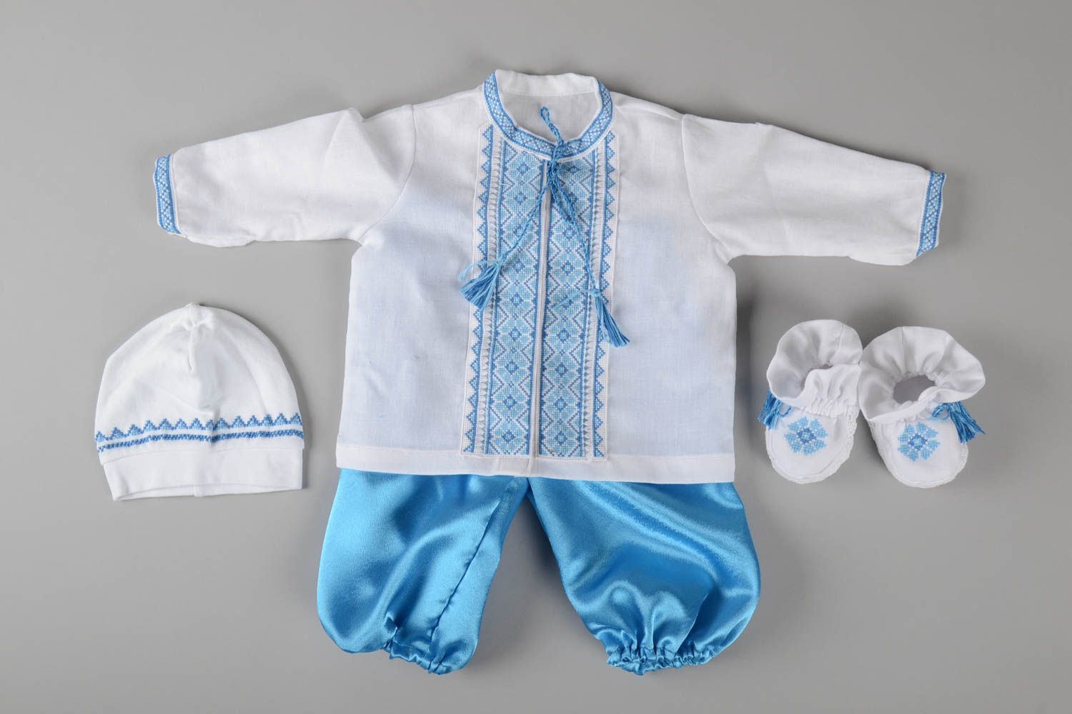 Ensemble pour bébé garçon fait main blanc-bleu en batiste Vêtements bébé photo 1