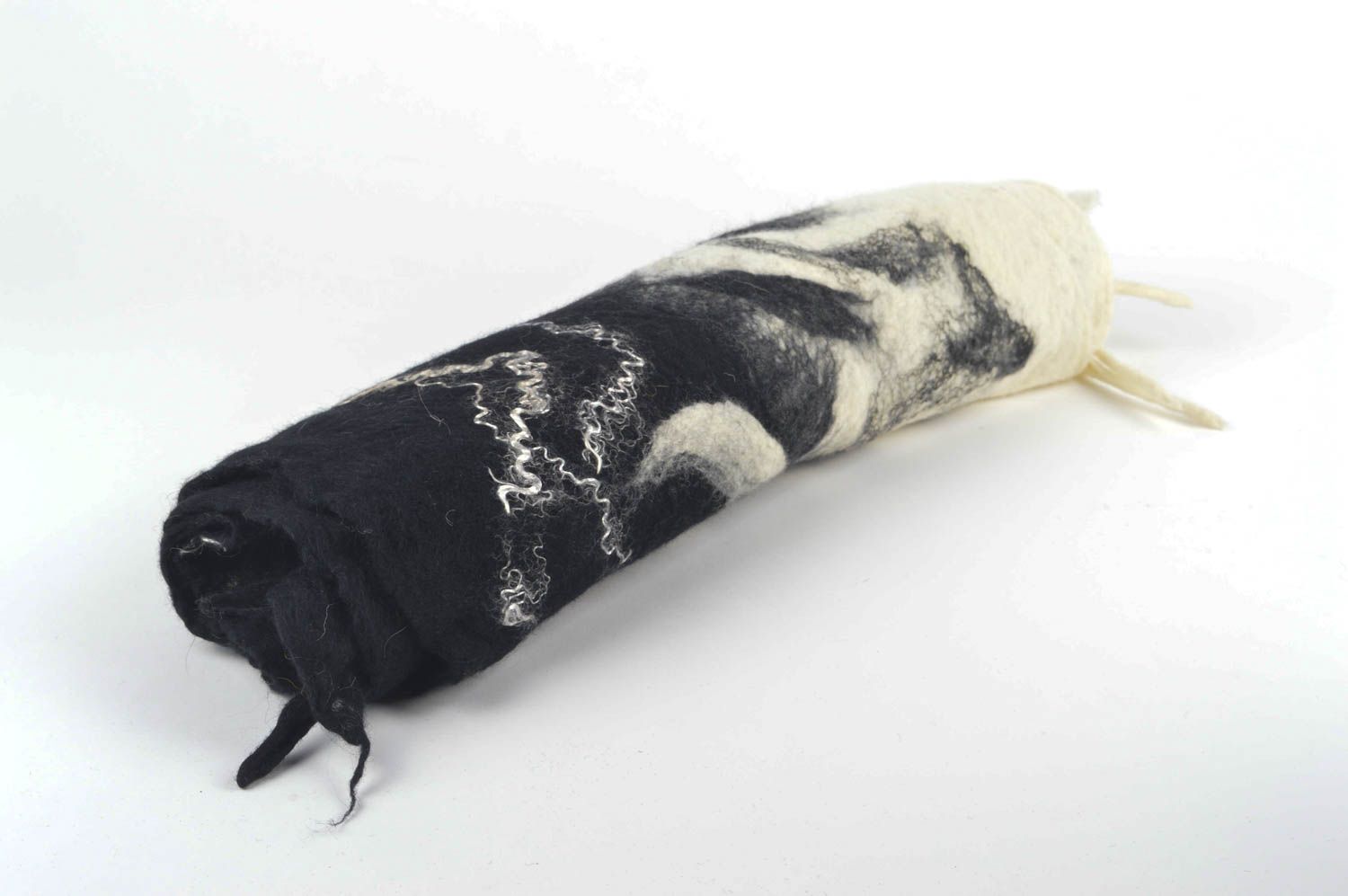 Handmade gefilzter Schal Damen Wollschal warmer Schal schwarz weiß großer Schal  foto 4