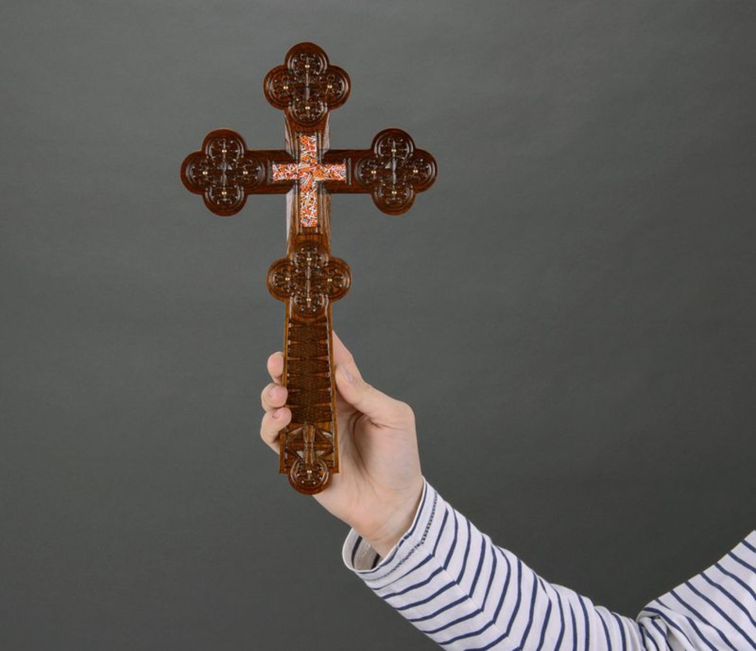 Grande croix en bois avec l'incrustation photo 3