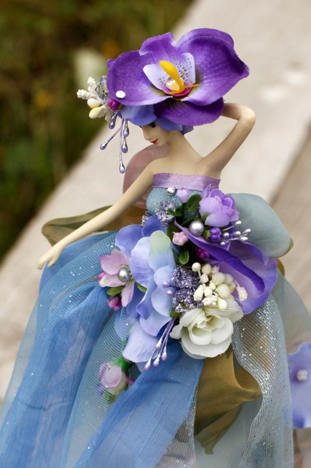 Muñeca de boda con  vestido azul claro foto 3