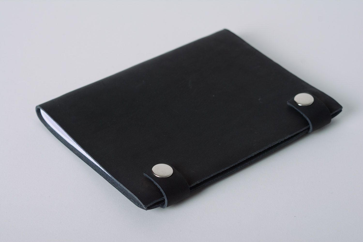 Carnet de notes en cuir noir avec papier blanc fait main à boutons-pression photo 1