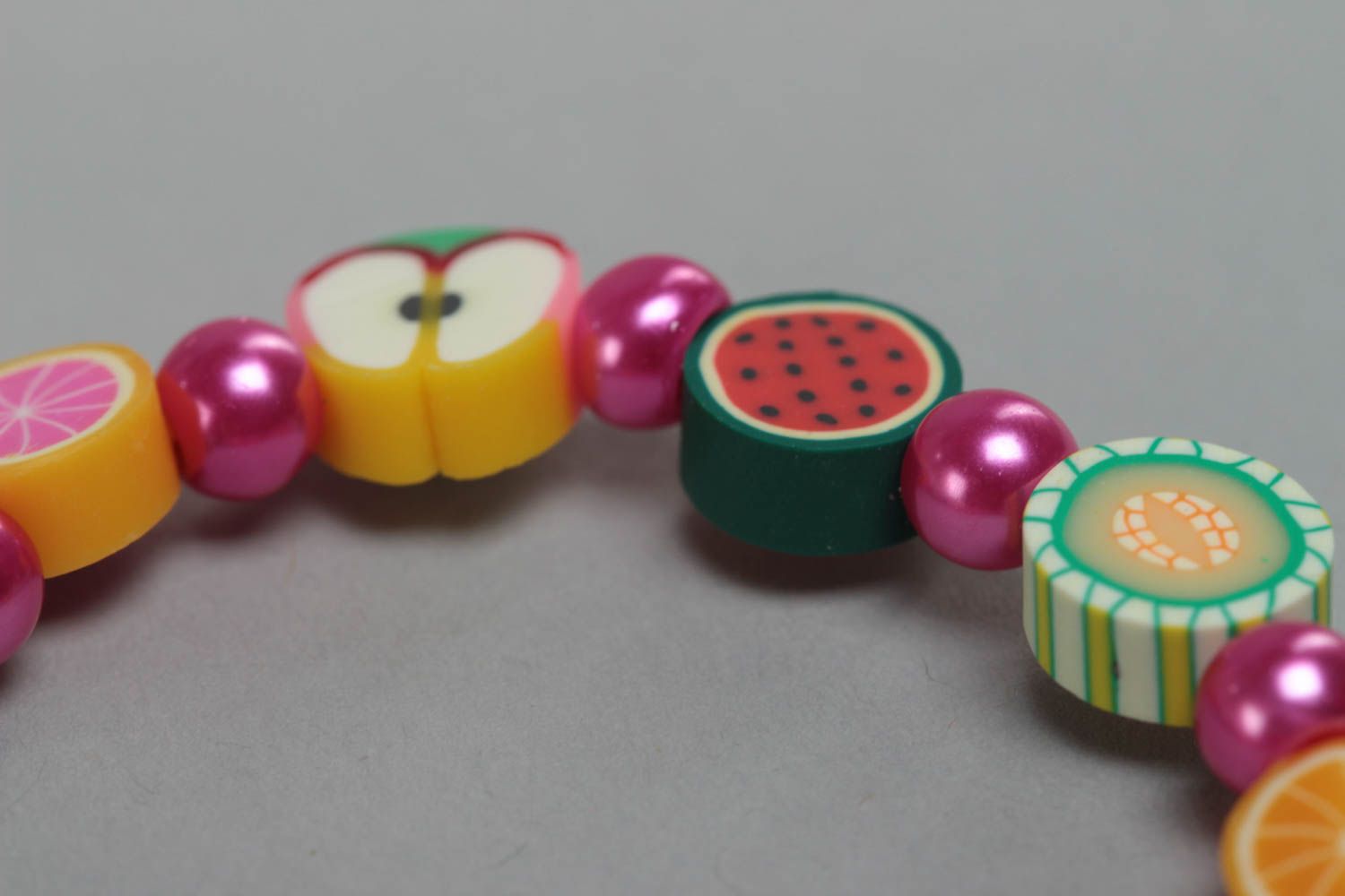 Bracelet en perles motif fruits en pâte polymère sur élastique fait main fille photo 4