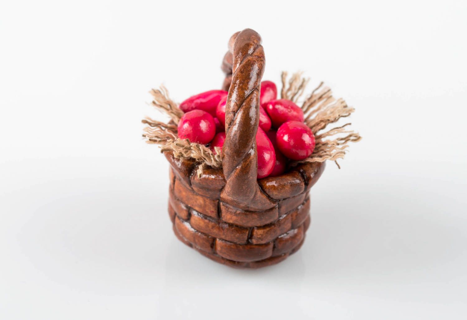 Корзинка с пасхальными яйцами из глины праздничный сувенир ручной работы фото 3