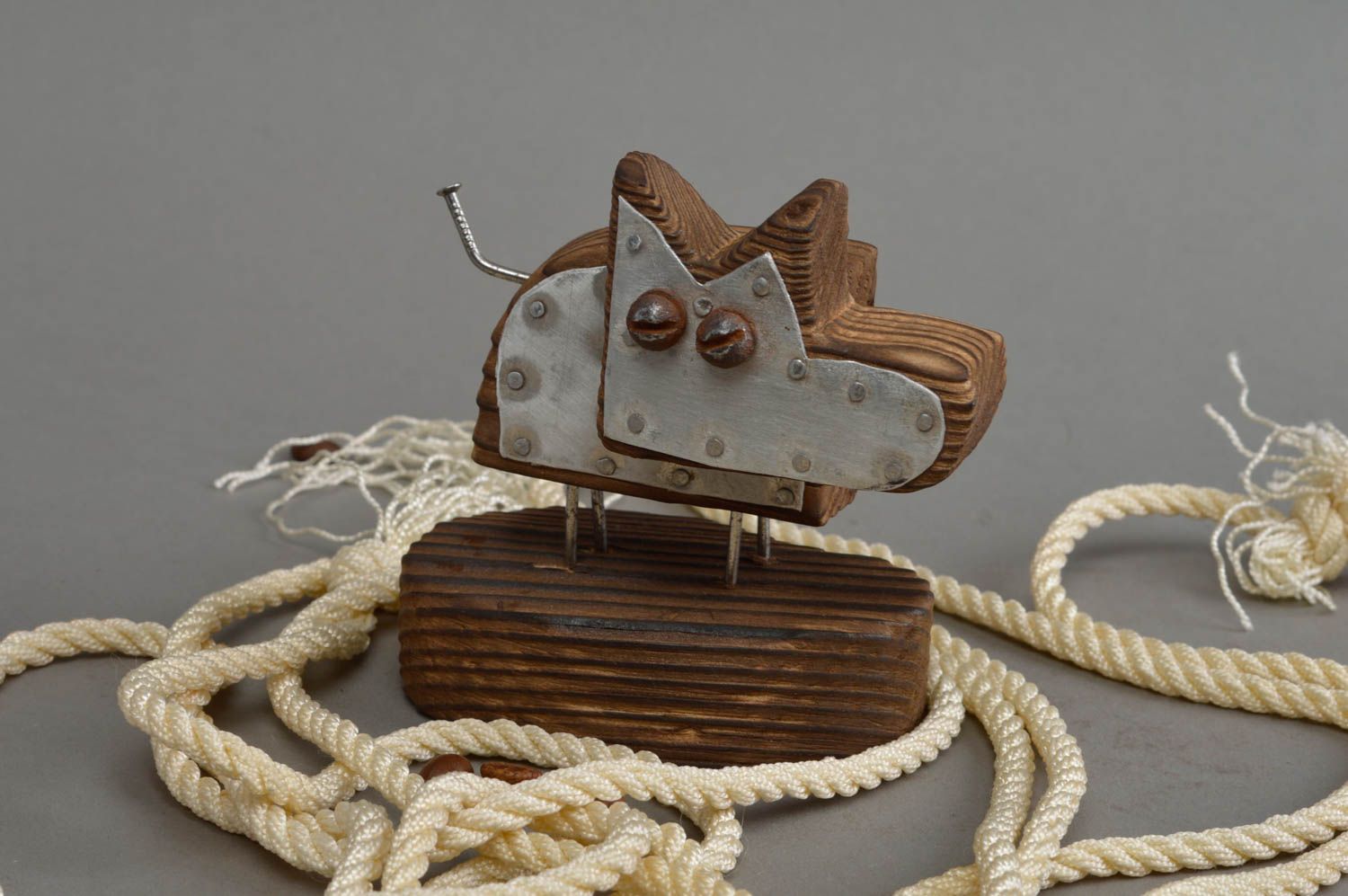 Lustige Mini schöne künstlerische Statuette aus Holz für Dekor Hund handmade foto 1