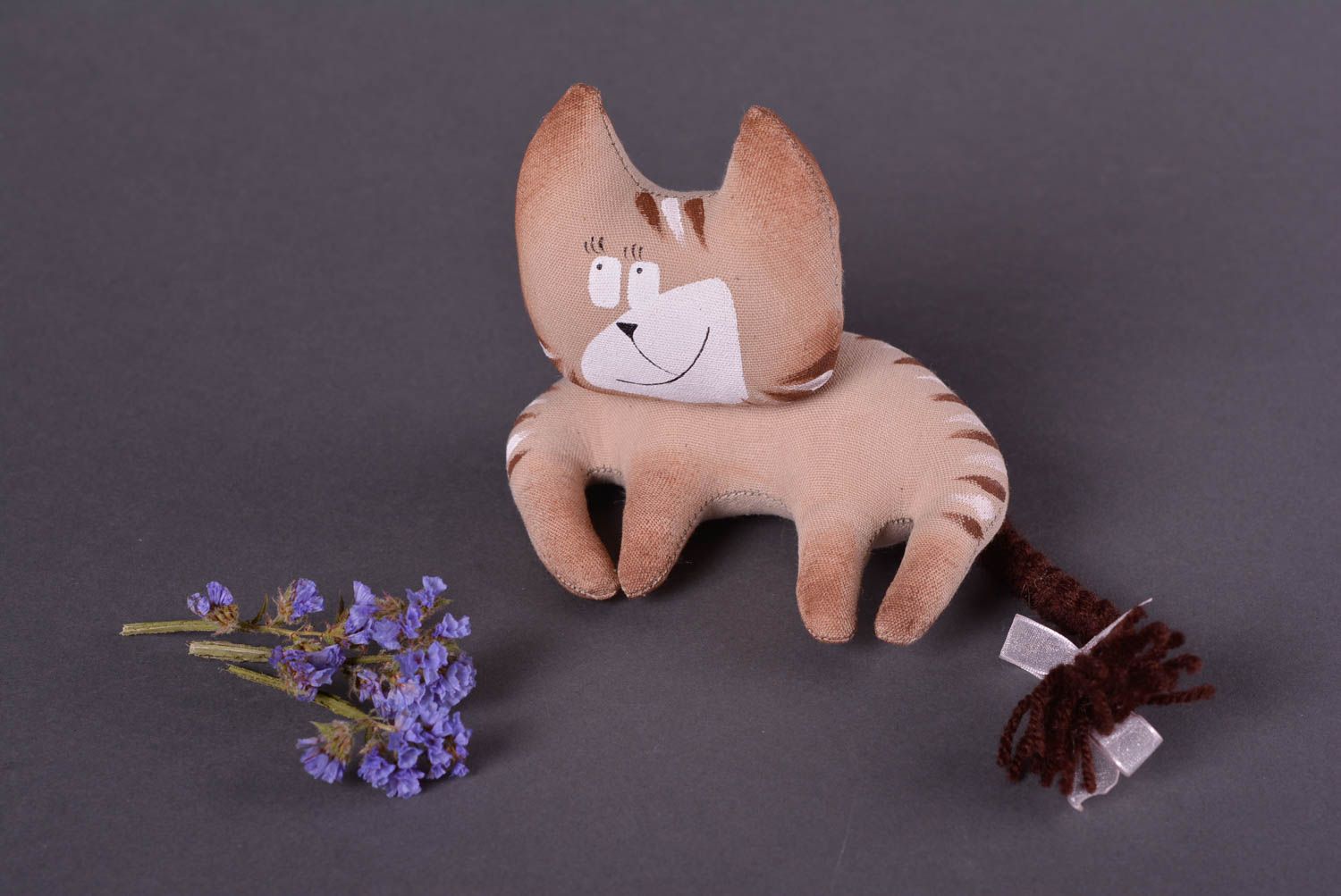 Игрушка ручной работы в виде кота интерьерная игрушка декор для дома коричневая фото 1