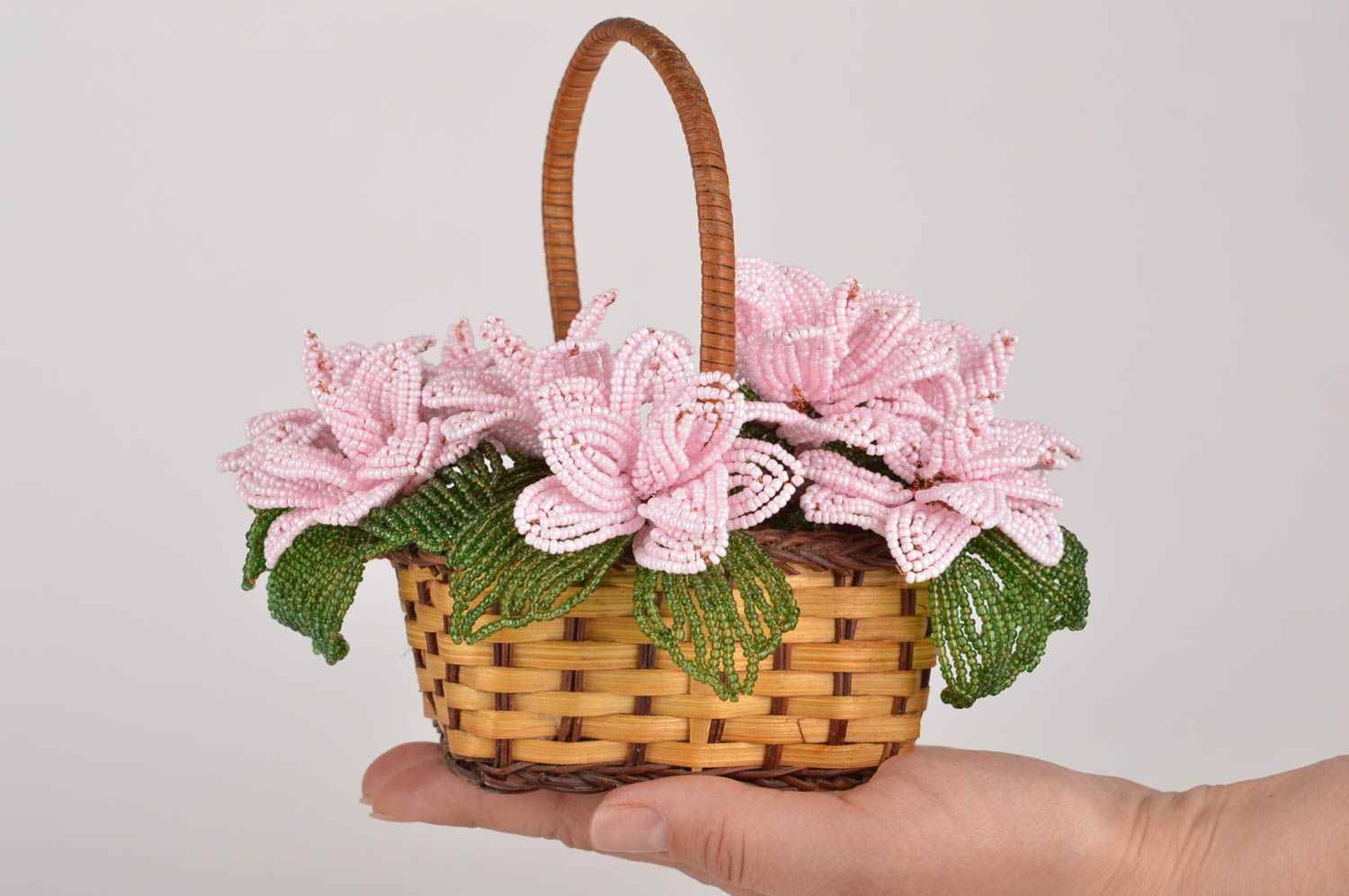 Красивая корзинка с розовыми пионами из бисера ручной работы для декора дома фото 3