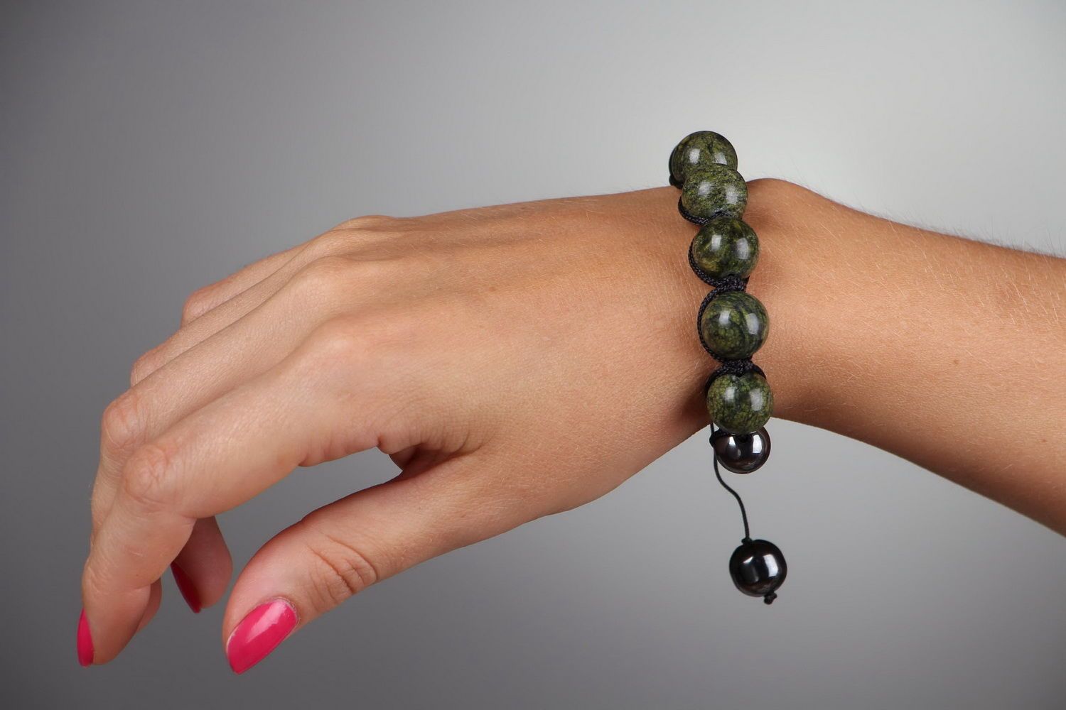 Bracelet made of serpentine beads and hematite photo 5