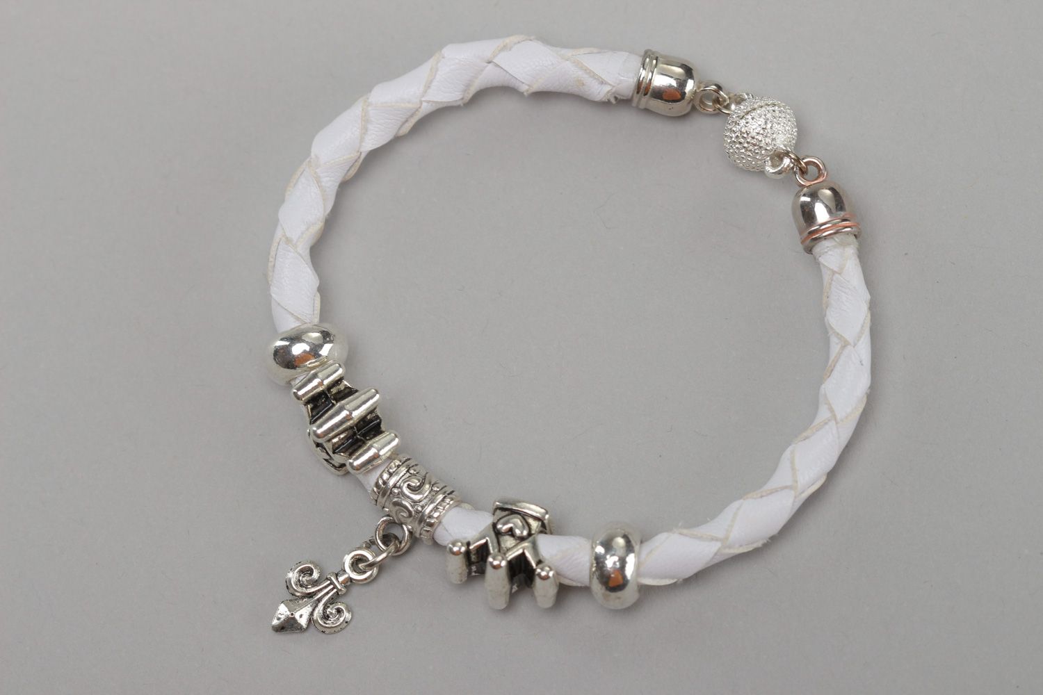 Ungewöhnliches weißes handgemachtes Armband aus Kunstleder mit Metalleinsätzen für Frauen foto 2