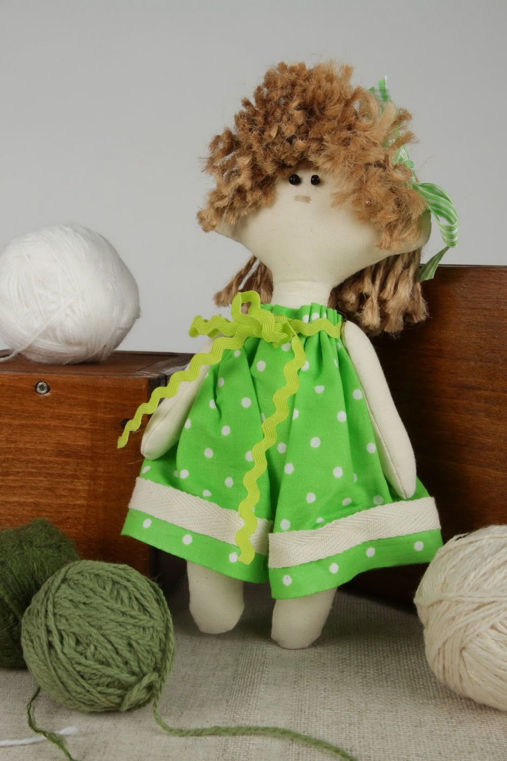 Puppe aus Stoff Mädchen im hellgrünen Sommerkleid foto 2