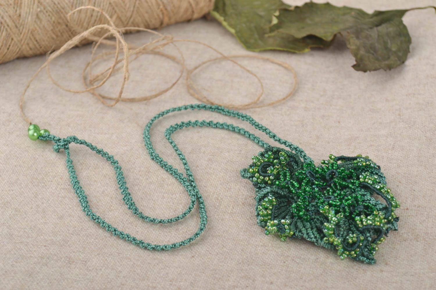 Pendentif vert Bijoux fait main en fils et perles de rocaille Accessoire femme photo 1