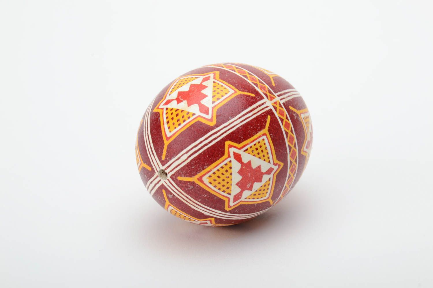 Huevo de Pascua artesanal en técnica de cera bonito burdeos foto 4