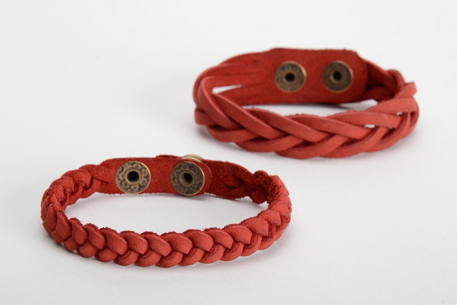 Bracelets en cuir naturel faits main tressés rouges design original 2 pièces photo 2