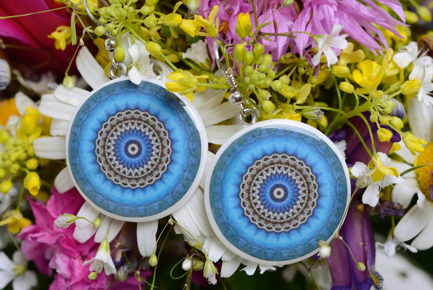 Interessante runde Ohrringe aus Polymerton blau künstlerische Handarbeit foto 1