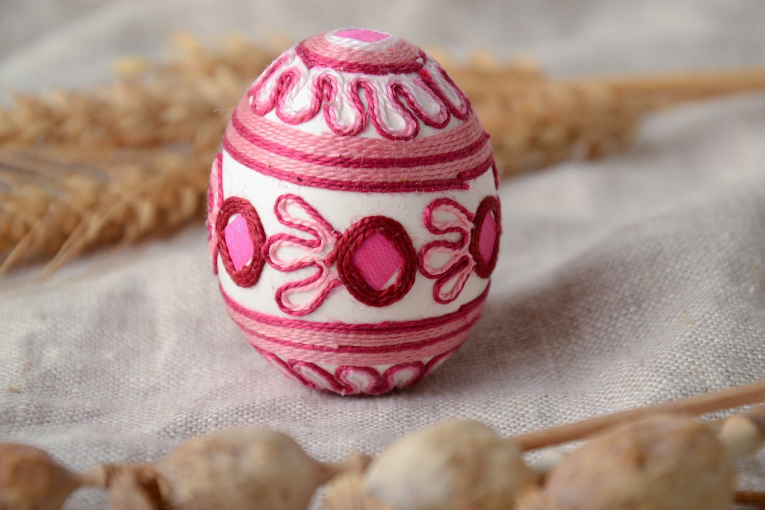 Пасхальное яйцо декоративное с орнаментом из шелковых ниток фото 1