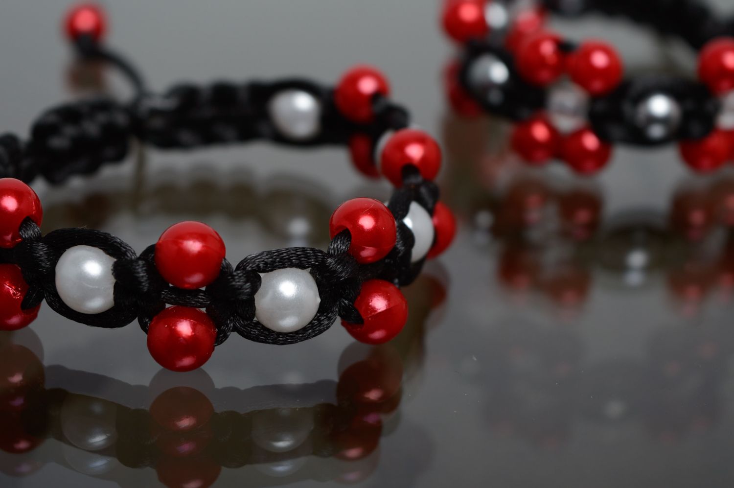 Bracelet macramé en lacet ciré et perles céramiques blanches et rouges fait main photo 5