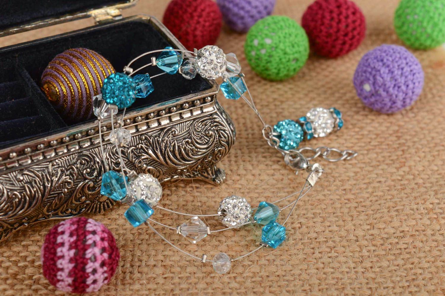 Bracelet en perles de cristal strass et intercalaires mince fait main bleu blanc photo 1