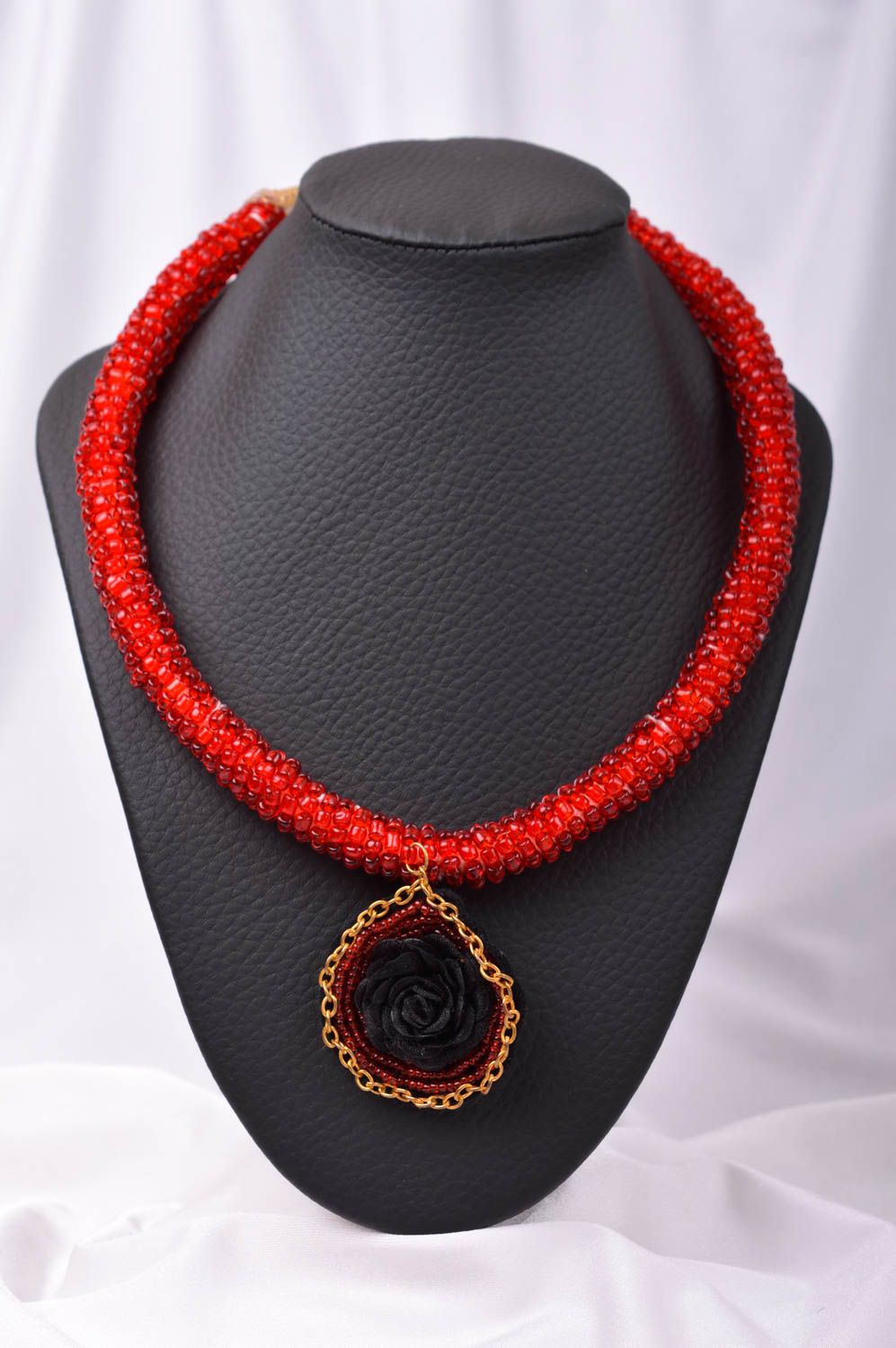 Украшение ручной работы колье из бисера красное ожерелье из бисера с подвеской фото 1