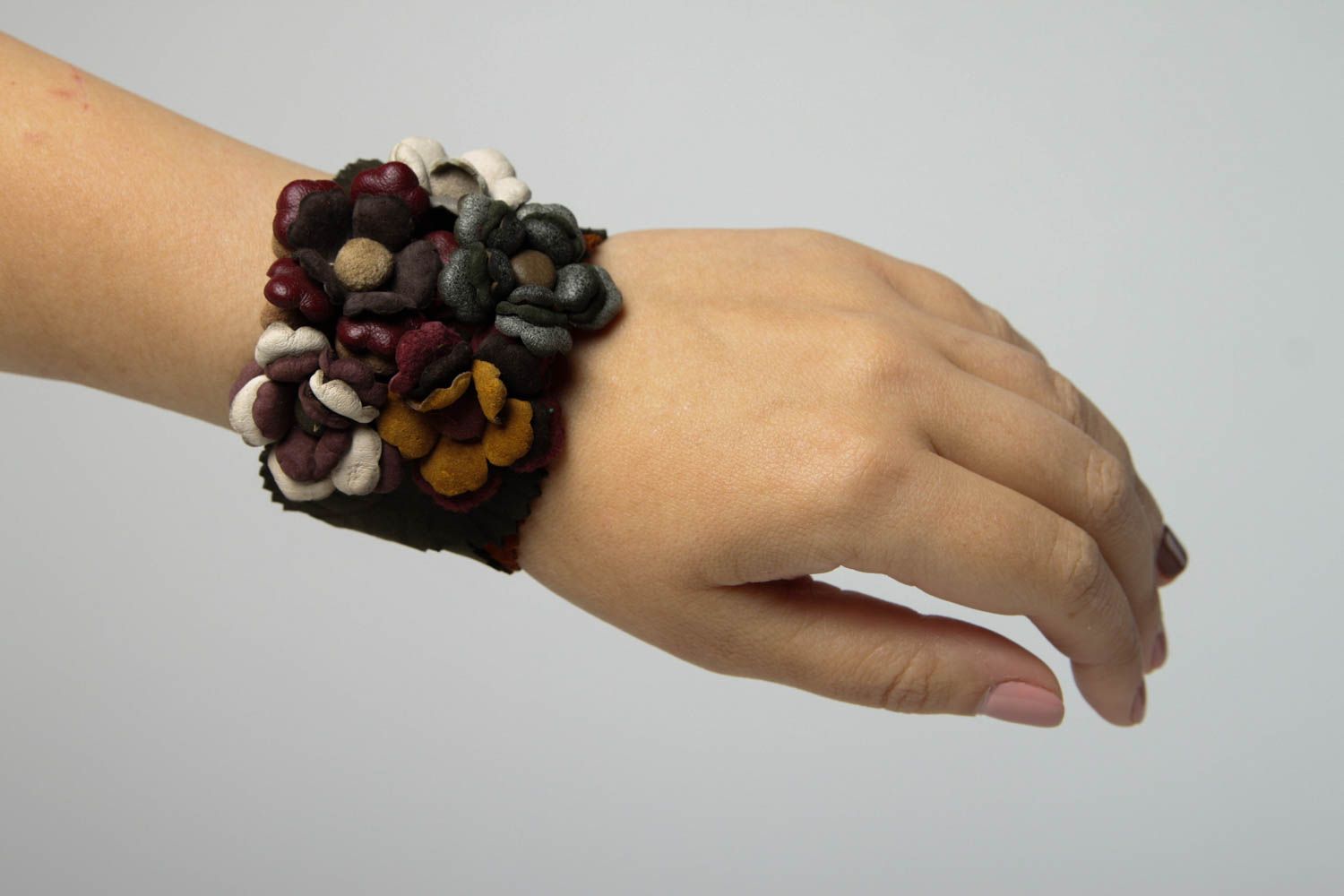 Bracelet cuir Bijoux fait main large design de créateur Accessoire femme cadeau photo 2