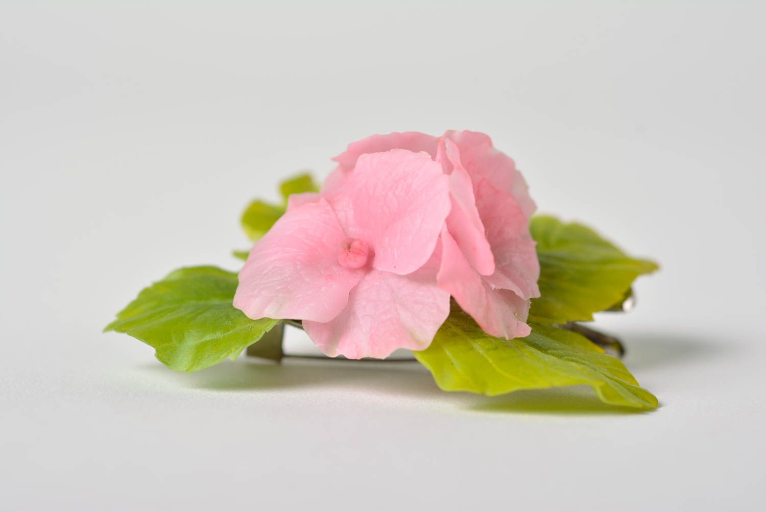 Handmade Brosche Haarklammer aus Polymerton Veilchen in Rosa mit Blättern  foto 2