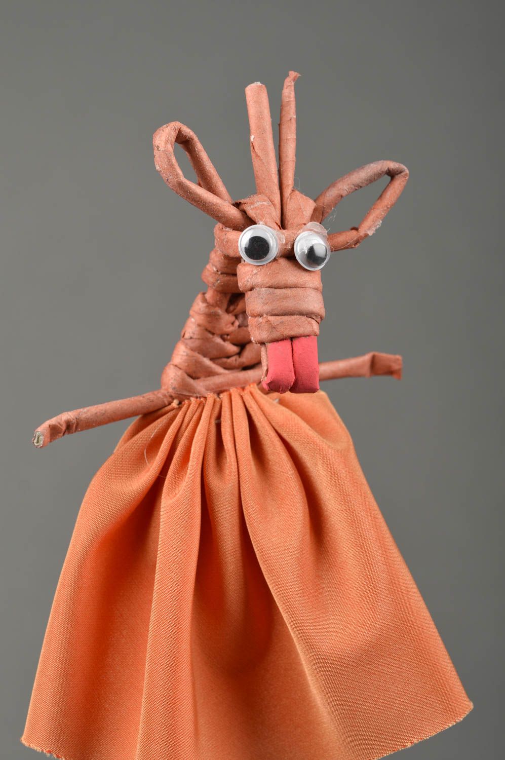 Handmade Wohn Accessoire Haus Deko künstlerische Figur Ziege aus Papier im Kleid foto 1
