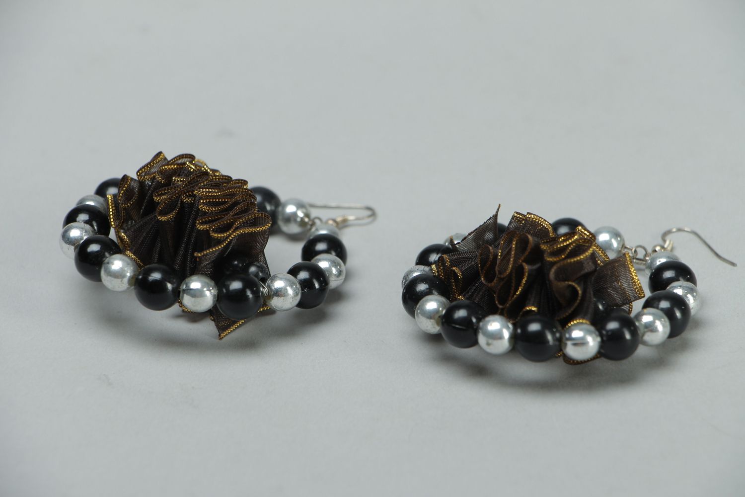 Grandes boucles d'oreilles pendantes en perles fantaisie et ruban faites main photo 2