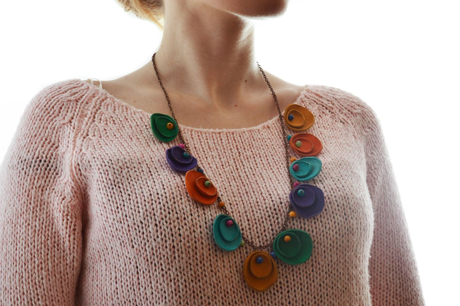 Красивое кожаное ожерелье с подвесками разноцветное с самоцветами ручной работы фото 1