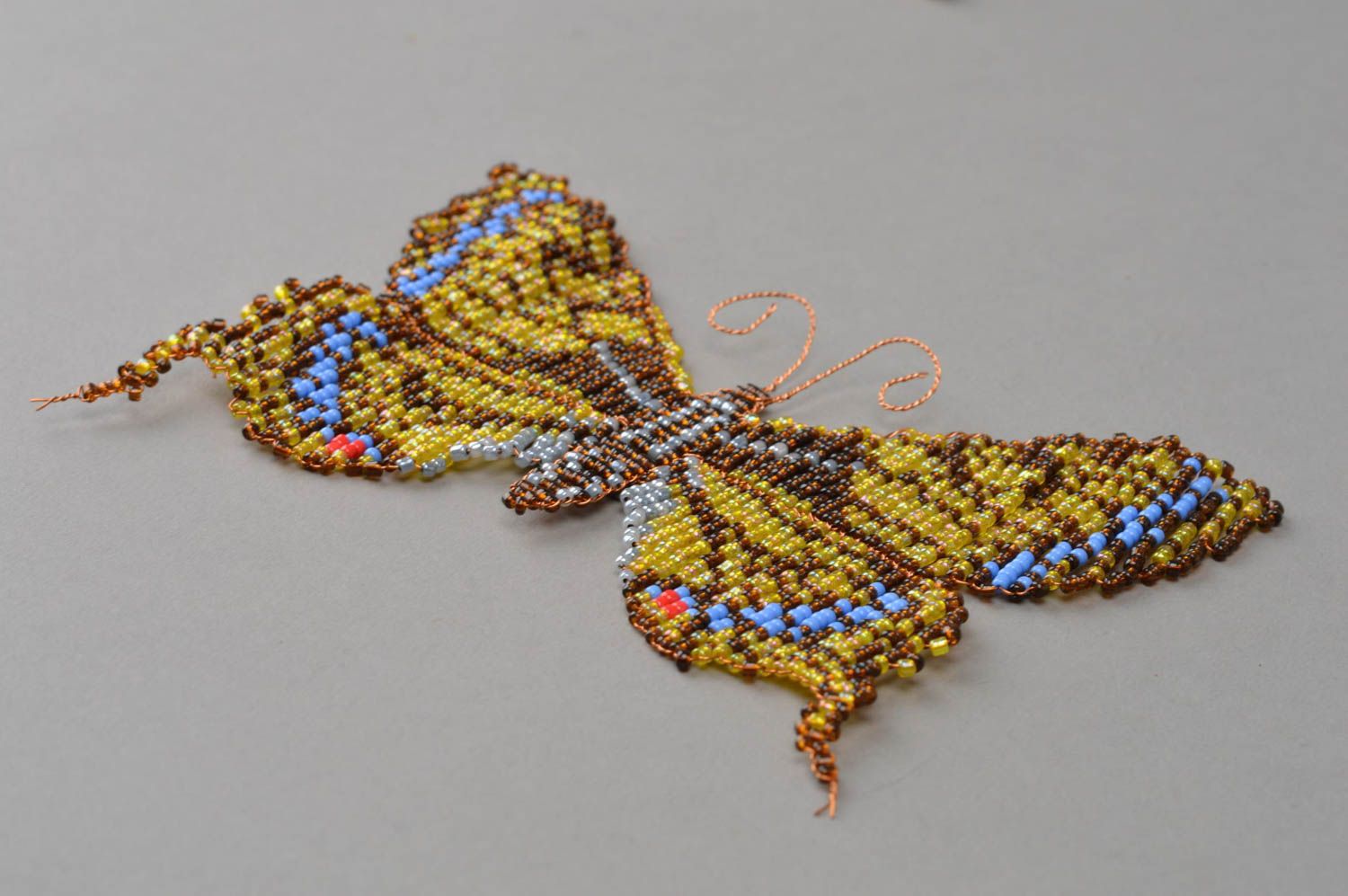 Magnet fait main décoratif tissé en perles de rocaille Papillon jaune brun photo 3