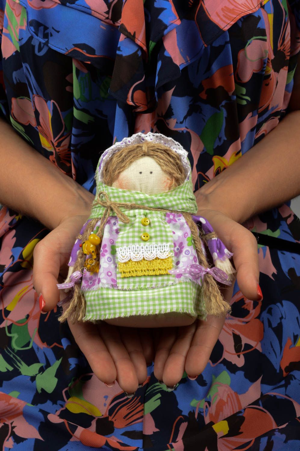 Muñeca hecha a mano de trapo con granos decoración de casa amuleto protector  foto 5