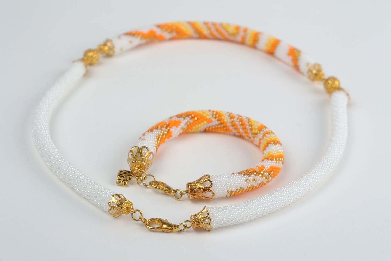 Parure de bijoux en perles de rocaille faits main collier et bracelet blanc-doré photo 5
