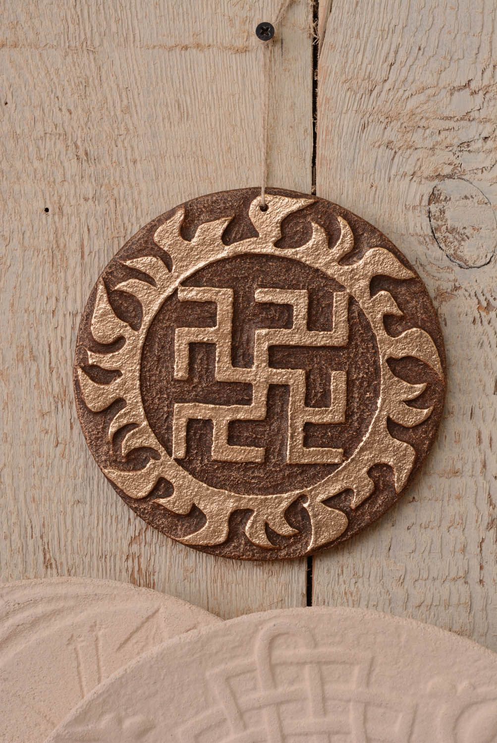 Prato talismã de cerâmica pingente decorativo para parede de argila feito à mão Odolen-erva foto 3