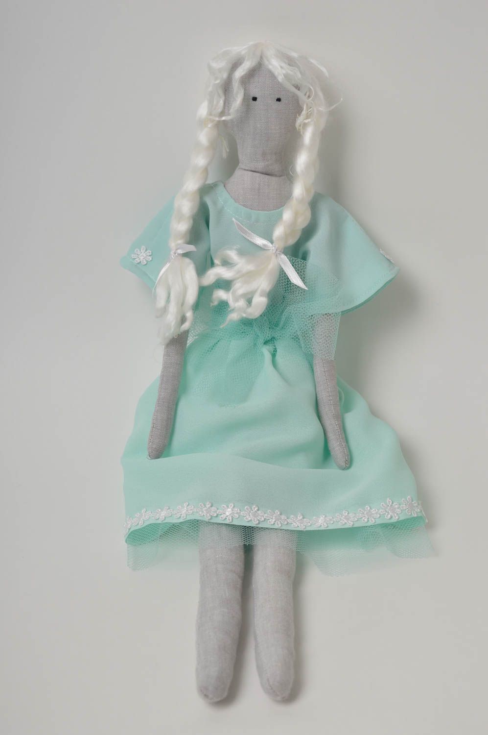 Muñeco artesanal con vestido celeste juguete original elemento decorativo foto 3