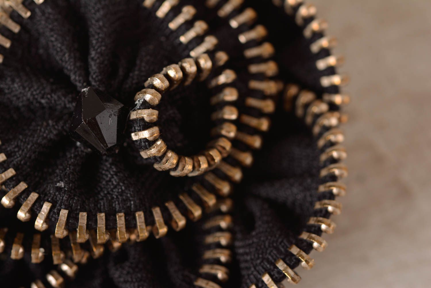 Broche en cuir Bijou fait main noire insolite design Accessoire femme fleur photo 2
