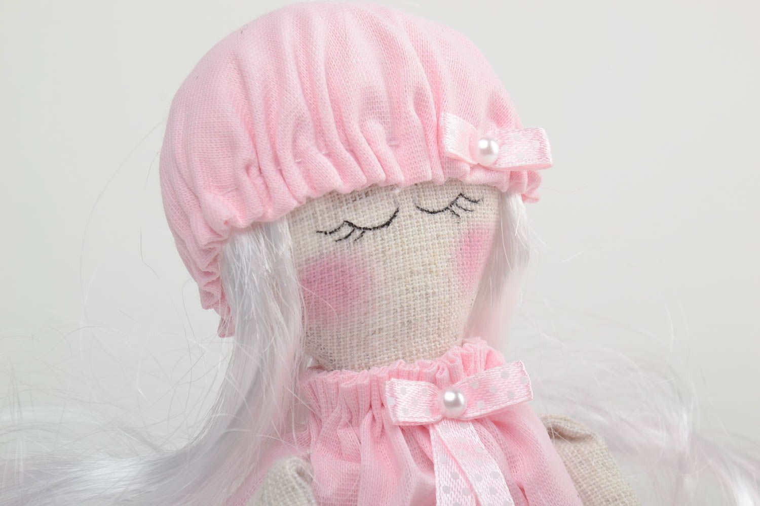 Weiche handgemachte Puppe aus Stoff auf Kissen aus Baumwolle und Lein  foto 3